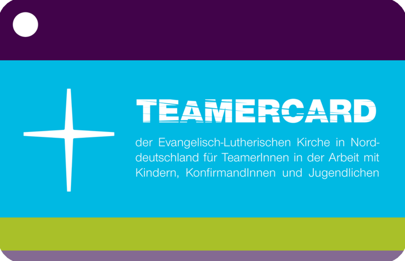 Darstellung einer Teamercard-Karte. In Nordkirchenfarben Violett, Hellblau und Hellgrün mit dem Kreuz der Nordkirche und dem Schriftzug "Teamercard".