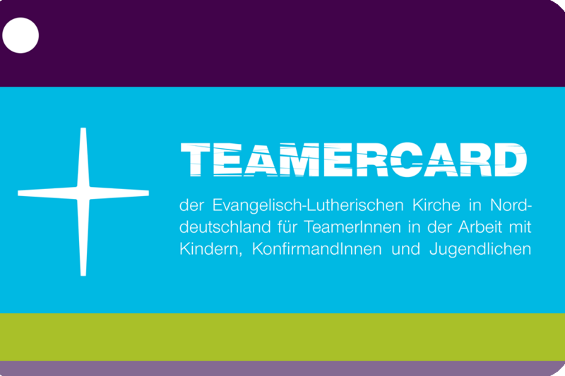 Darstellung einer Teamercard-Karte. In Nordkirchenfarben Violett, Hellblau und Hellgrün mit dem Kreuz der Nordkirche und dem Schriftzug "Teamercard".