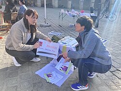 Zwei Frauen mit gemalten Pappschildern zu Demokratie