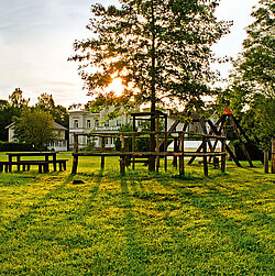 Gutshaus in Wulksfelde mit Baum im Vordergrund