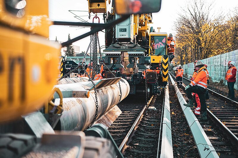 Arbeiter*innen an Gleisanlage