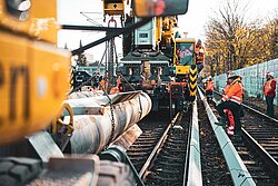 Arbeiter*innen an Gleisanlage